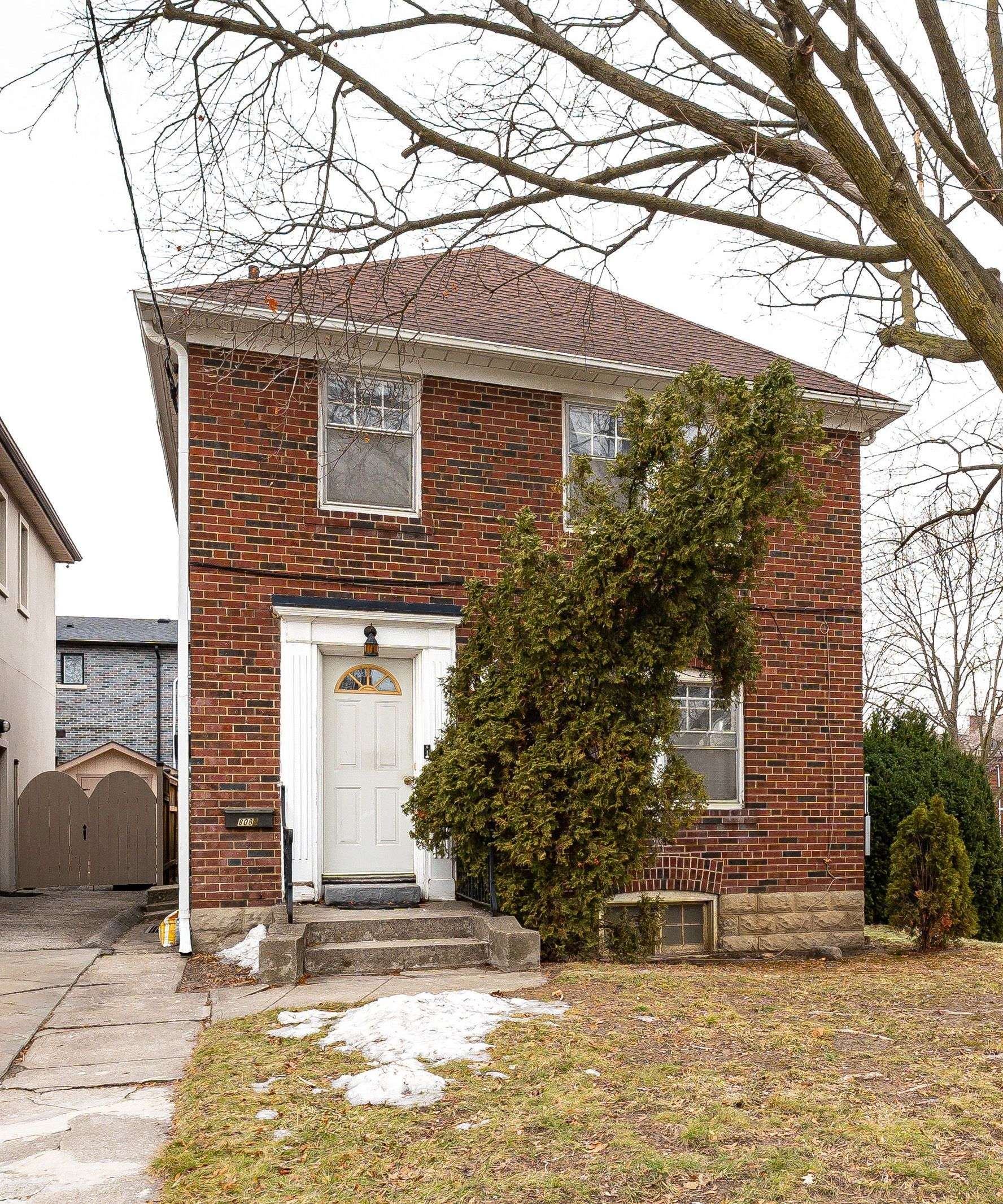 Toronto C11, ON M4G 1W2,808 Millwood RD