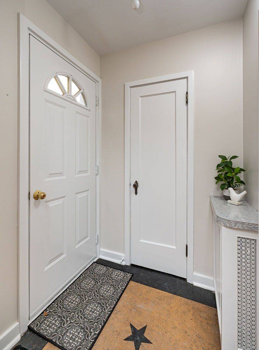 Toronto C11, ON M4G 1W2,808 Millwood RD