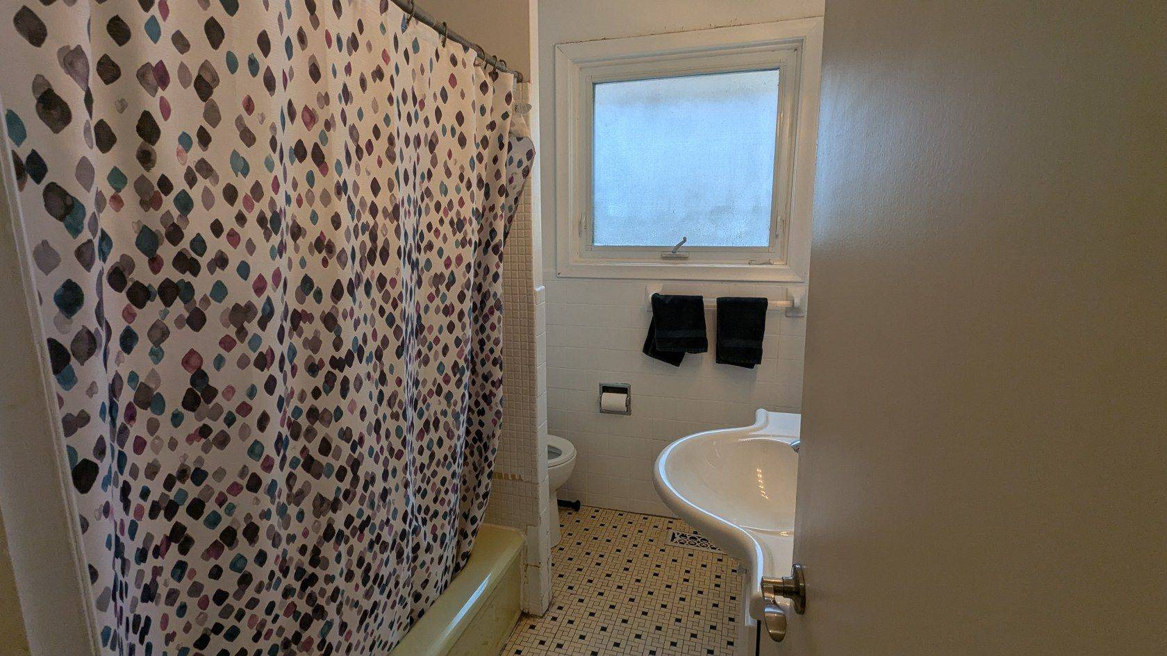 Toronto C06, ON M3H 3Y8,138 Waterloo AVE #Main