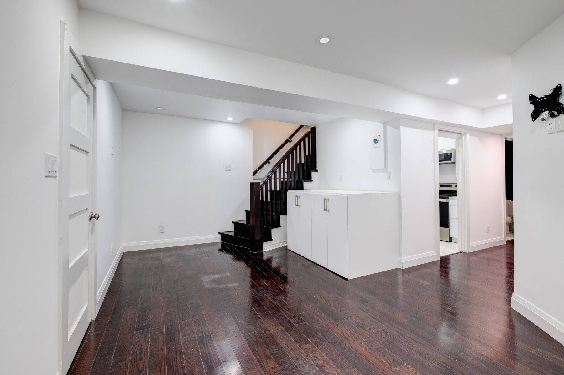 Toronto E03, ON M4C 5G5,36 Thyra AVE #Lower