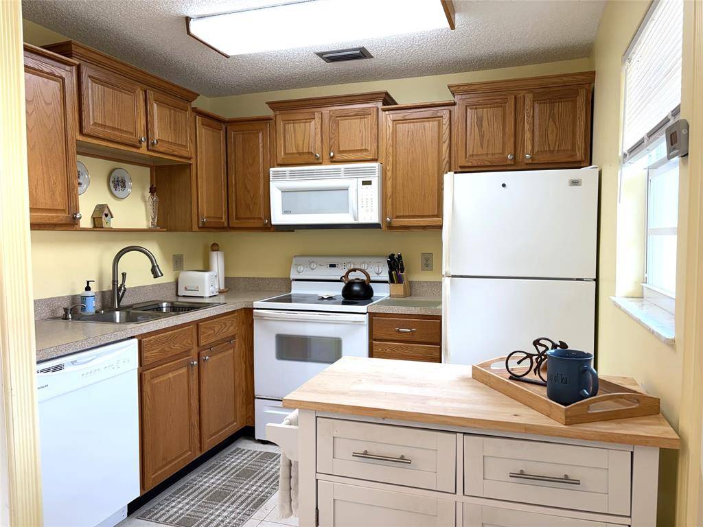 Vero Beach, FL 32962,73 Royal Oak Ct #206