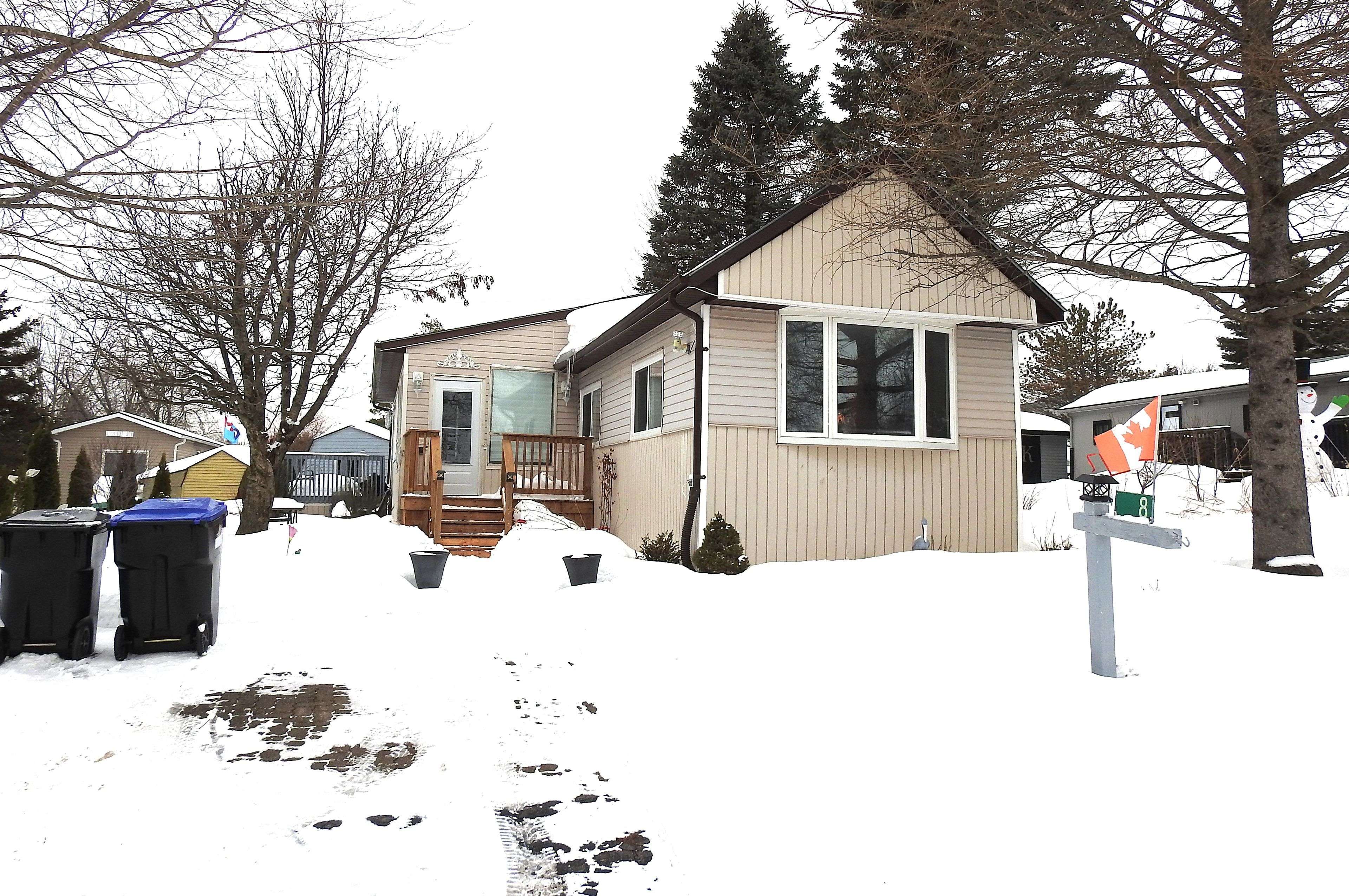 Oro-medonte, ON L3V 0P9,8 Claremont CRES