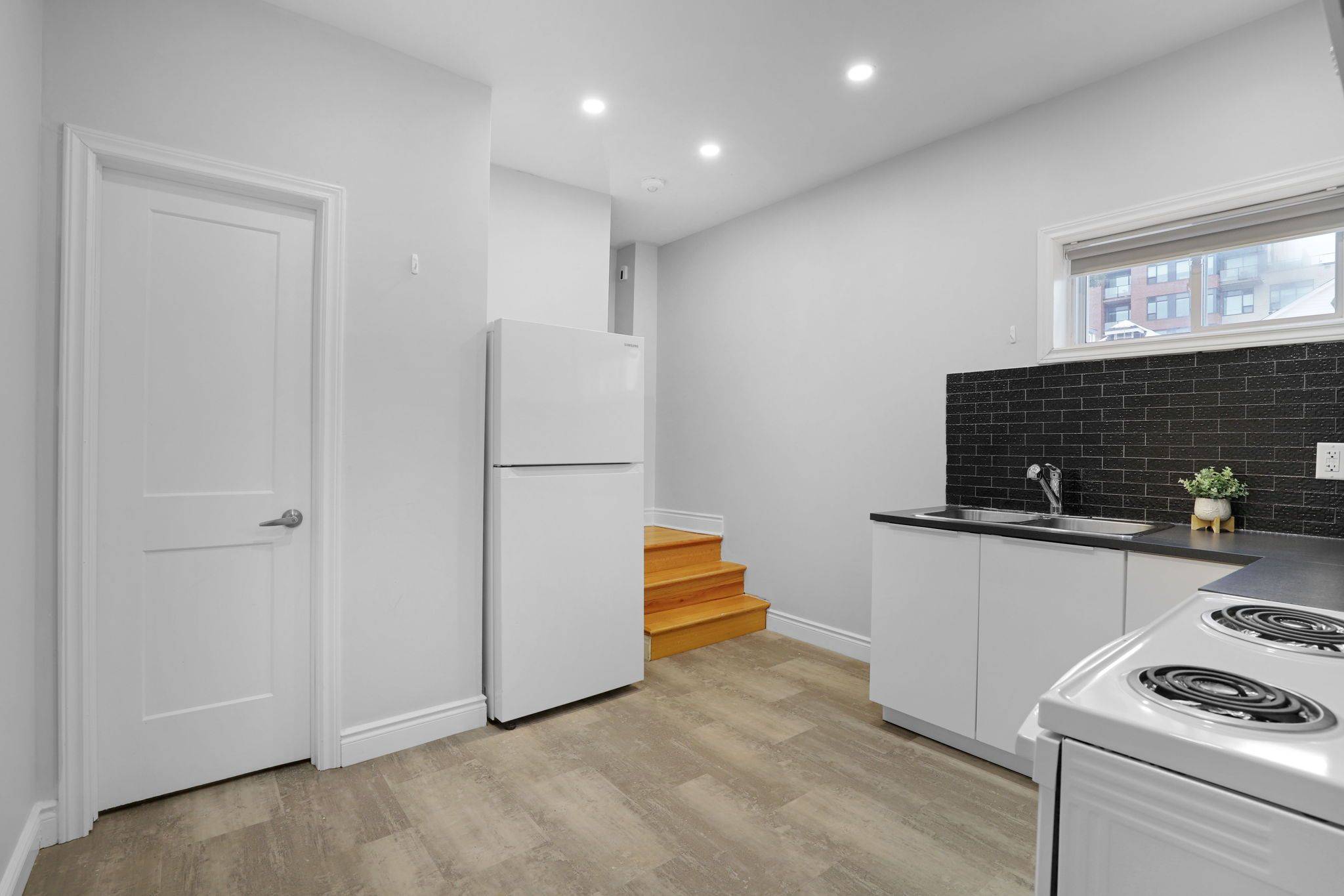 Dows Lake - Civic Hospital And Area, ON K1S 3K9,123 PAMILLA ST W #4