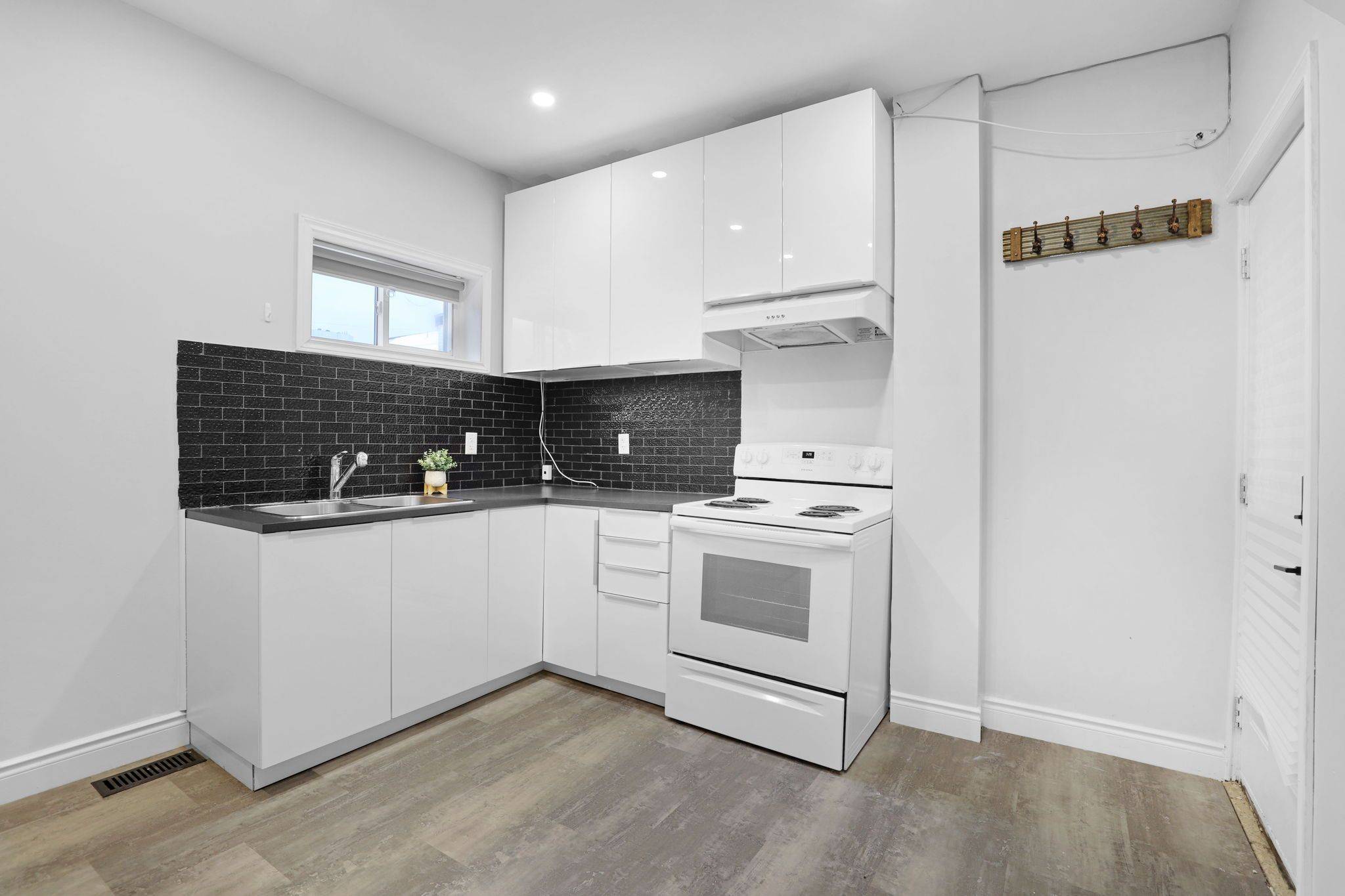 Dows Lake - Civic Hospital And Area, ON K1S 3K9,123 PAMILLA ST W #4