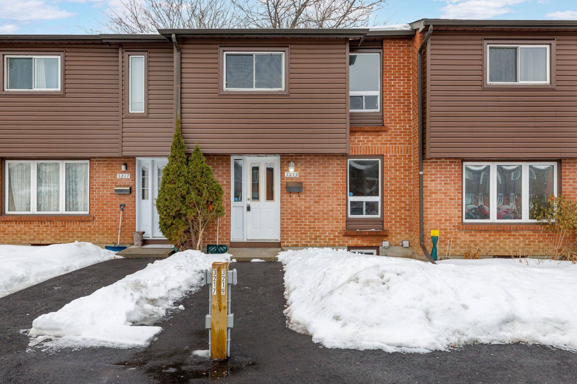 Blossom Park - Airport And Area, ON K1T 1S3,3219 Stockton DR