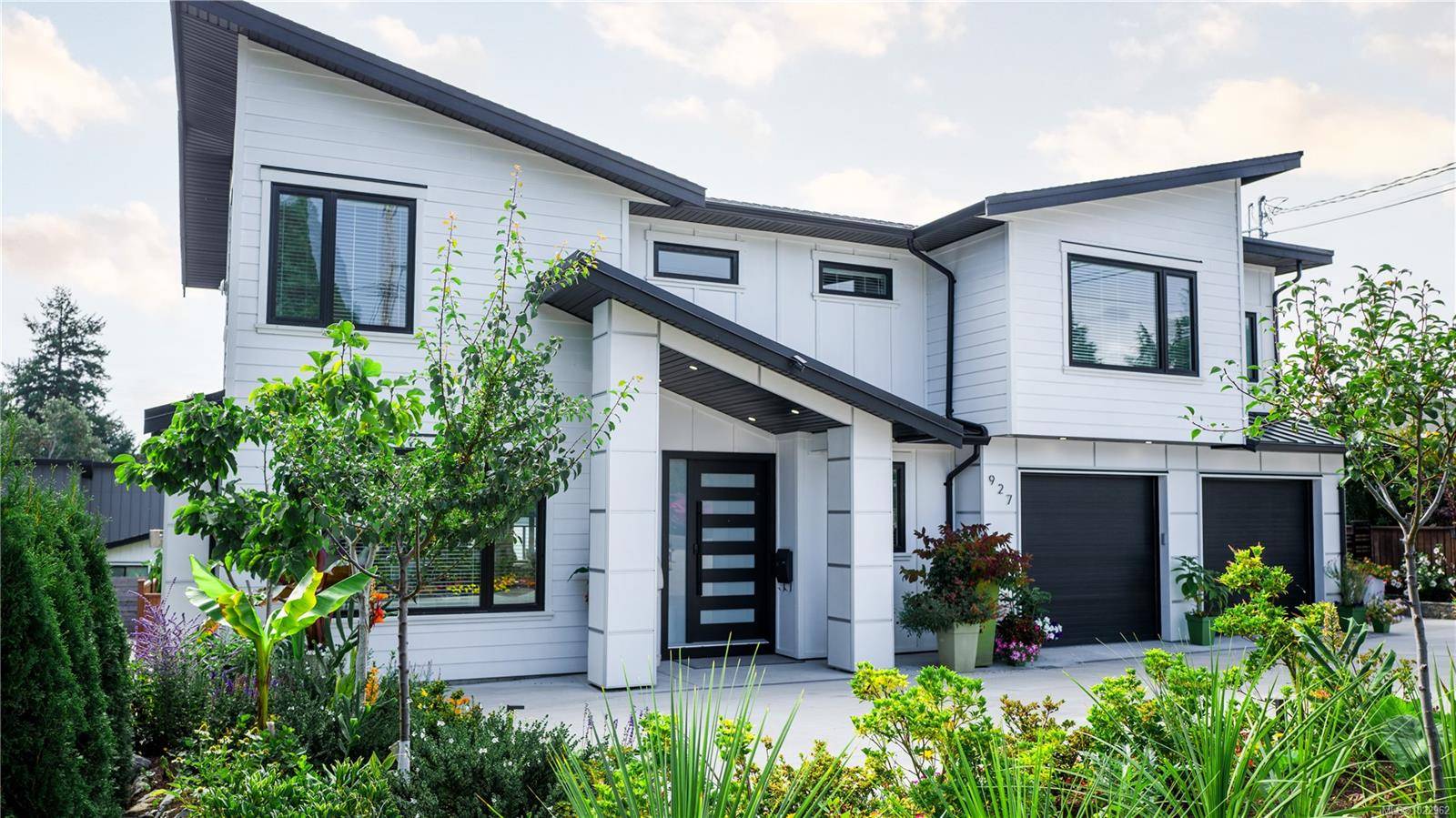 Saanich, BC V8X 3S2,927 Beckwith Ave