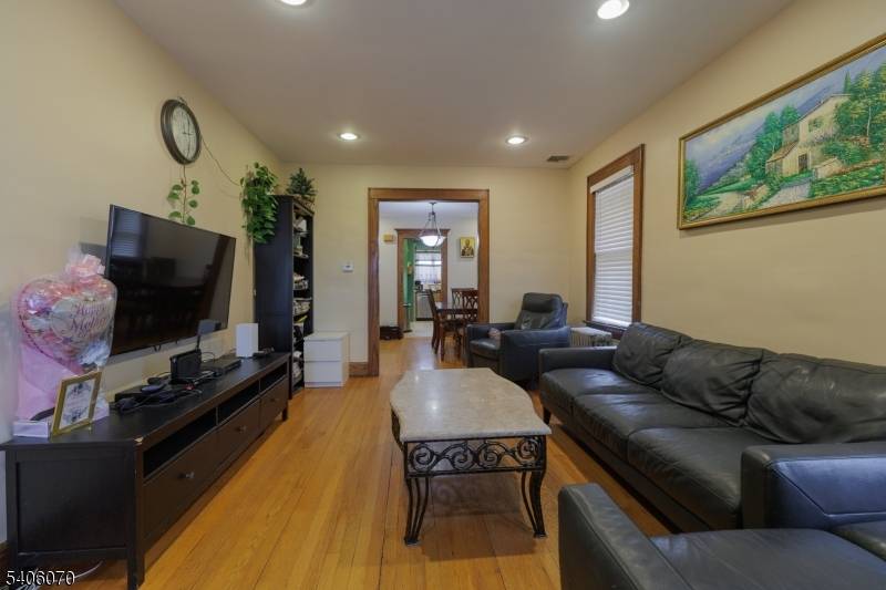 Roselle Park Boro, NJ 07204,264 W Colfax Ave