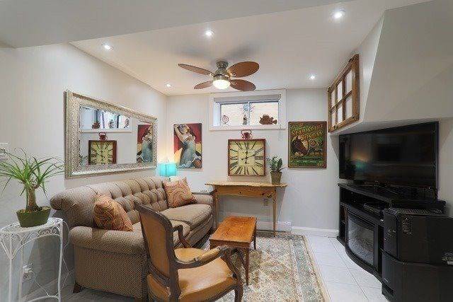 Toronto E01, ON M4L 2X7,1 Hiawatha RD #Lower