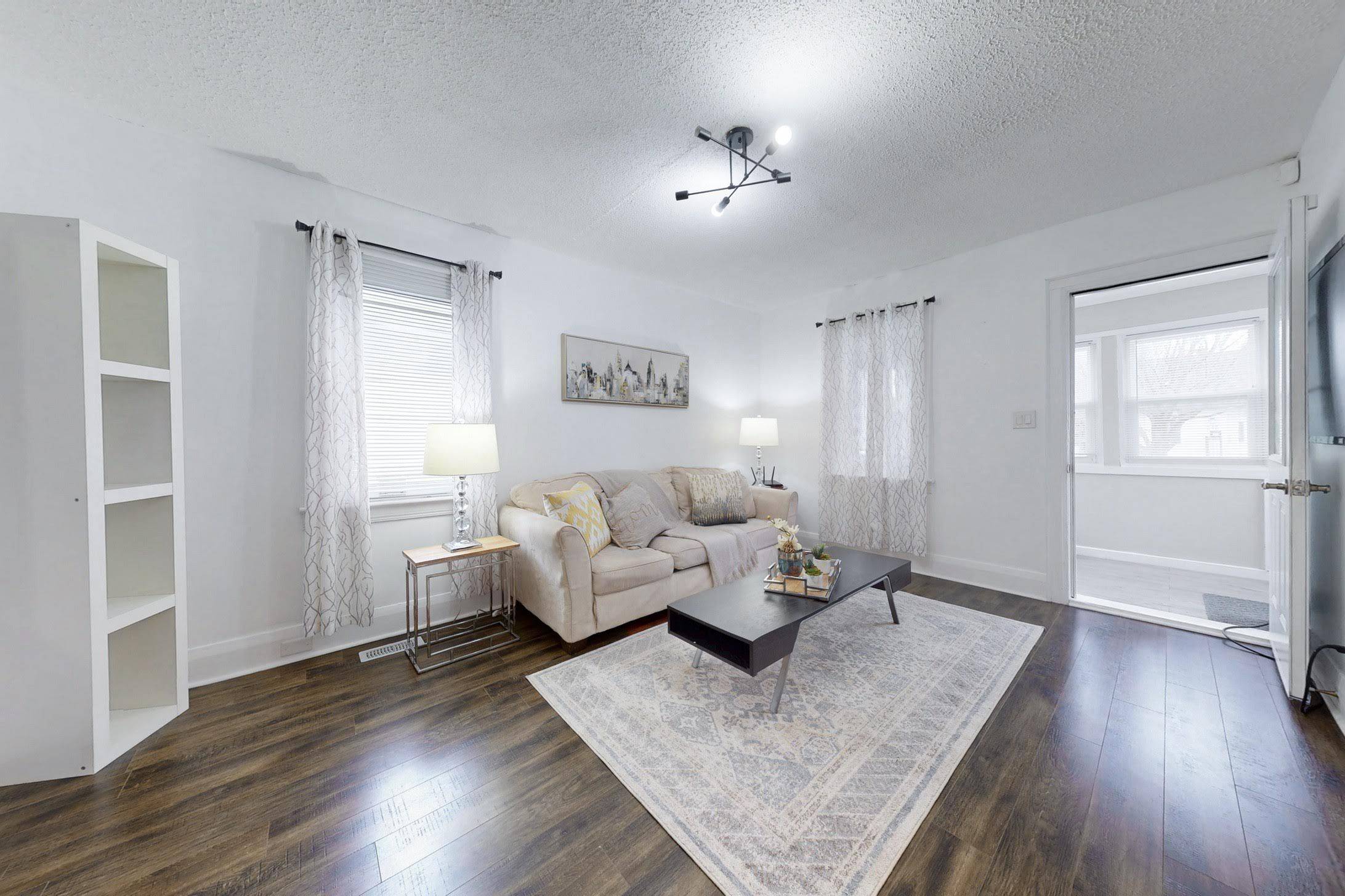 Oshawa, ON L1J 1Y3,245 Quebec ST