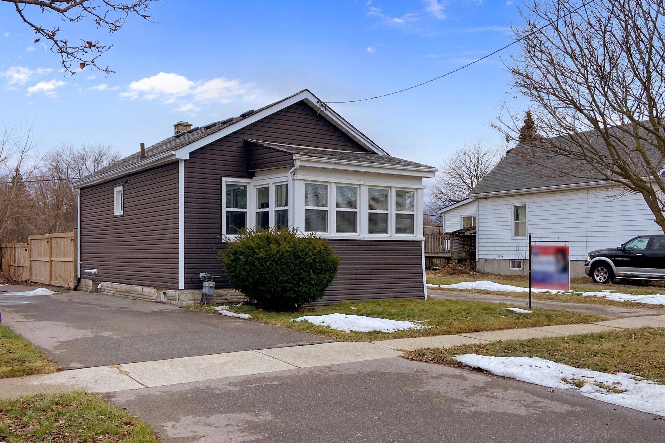 Oshawa, ON L1J 1Y3,245 Quebec ST