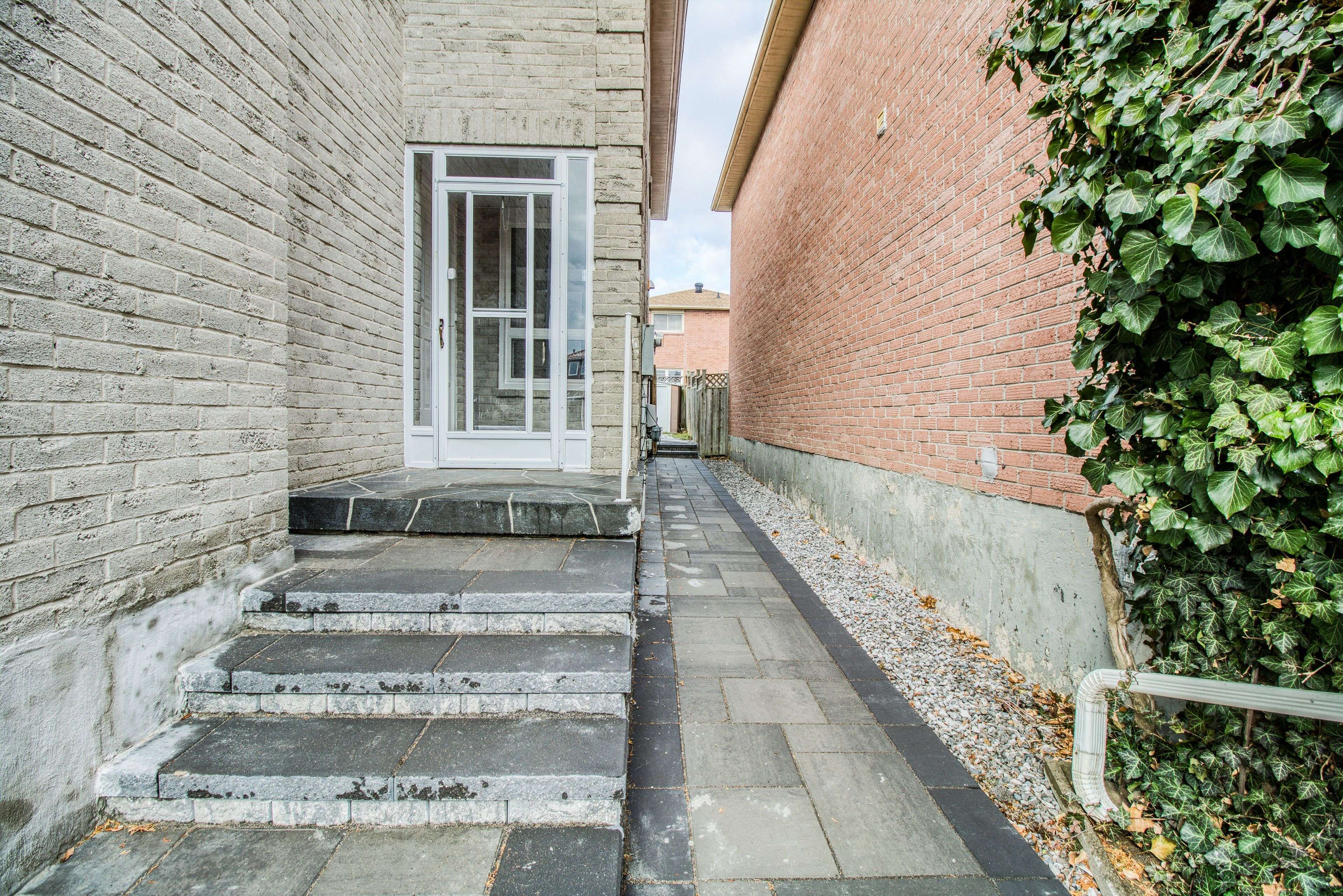 Vaughan, ON L4J 6W3,32 Charlton AVE