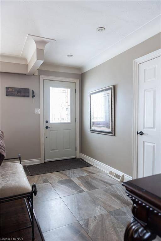 Niagara Falls, ON L2G 3C8,7003 Ann ST #Upper