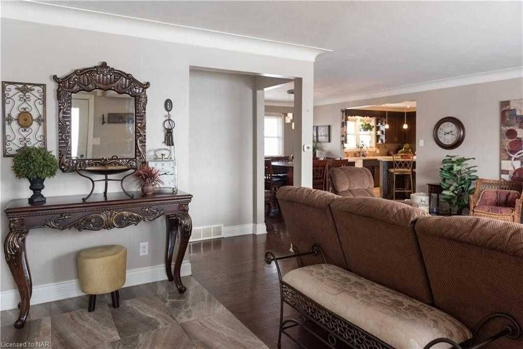 Niagara Falls, ON L2G 3C8,7003 Ann ST #Upper