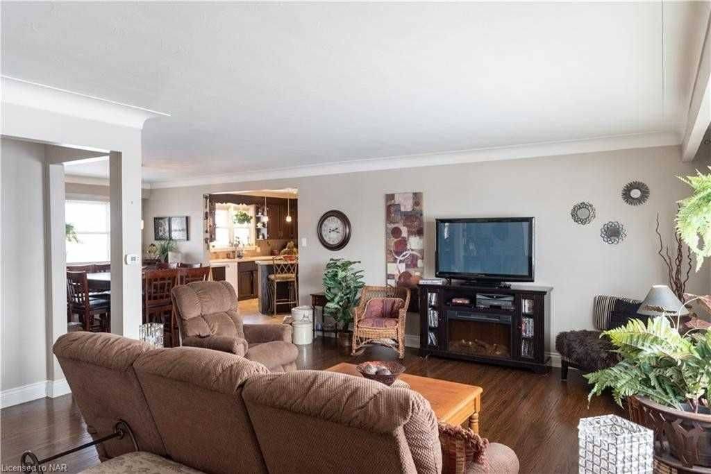 Niagara Falls, ON L2G 3C8,7003 Ann ST #Upper