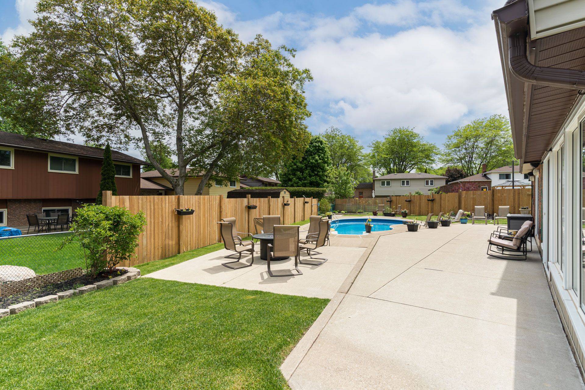 Niagara Falls, ON L2J 3V2,7078 Rosseau PL