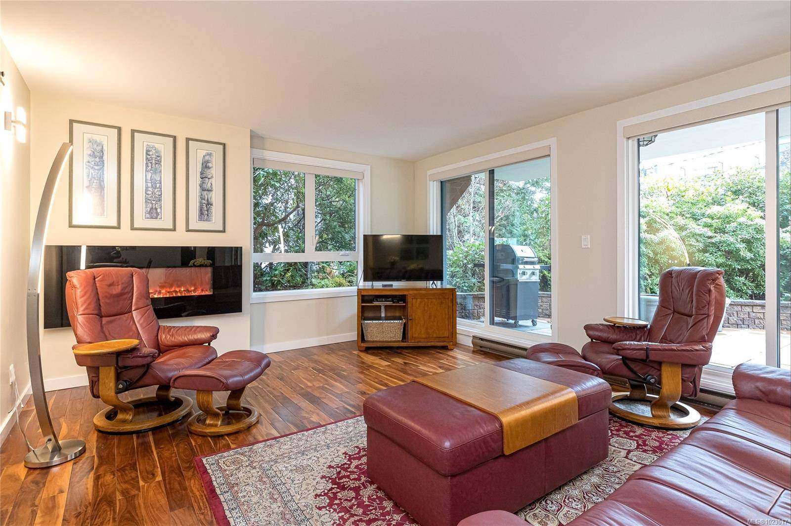 Oak Bay, BC V8S 5E8,1375 Newport Ave #105