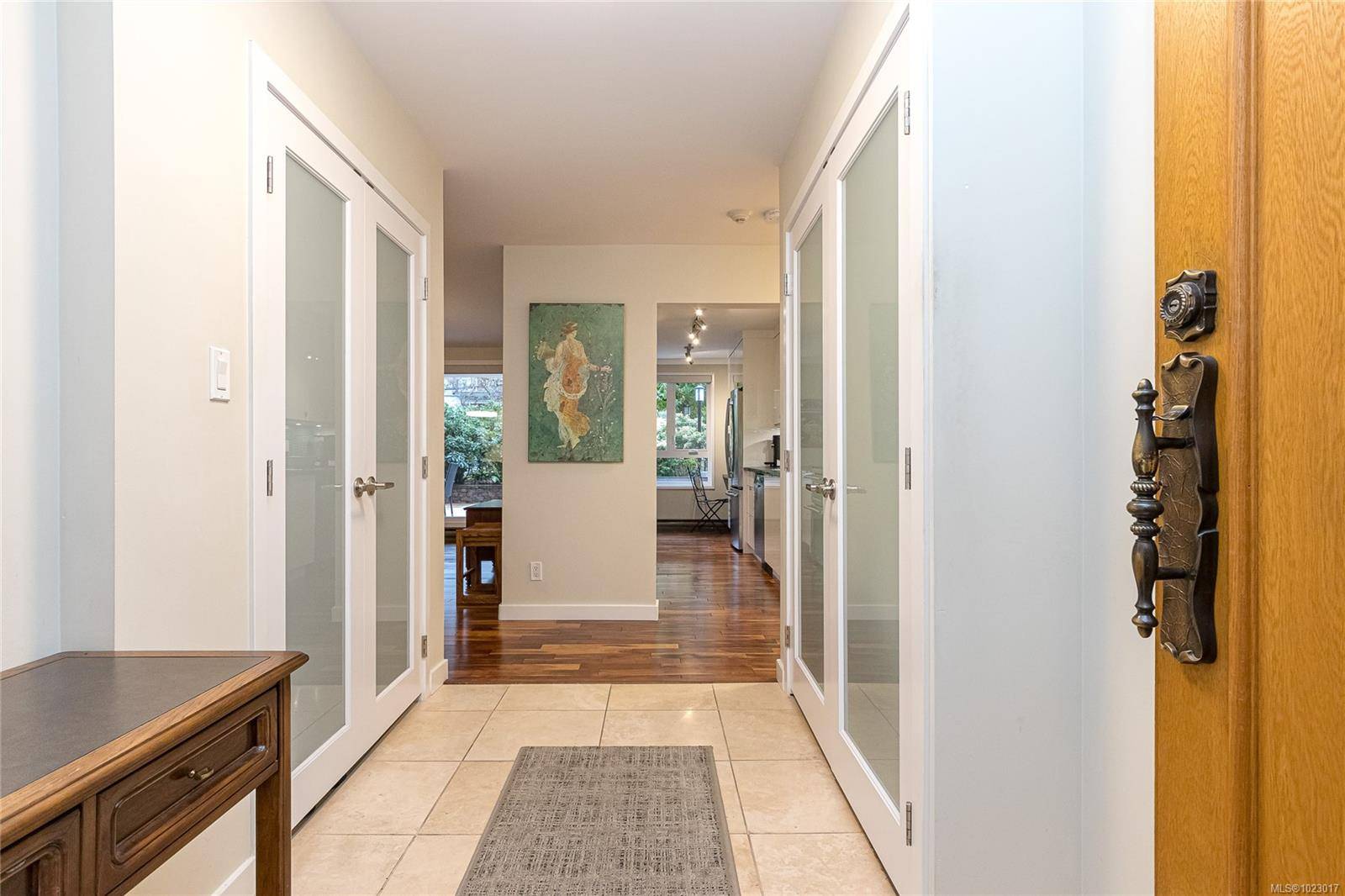 Oak Bay, BC V8S 5E8,1375 Newport Ave #105