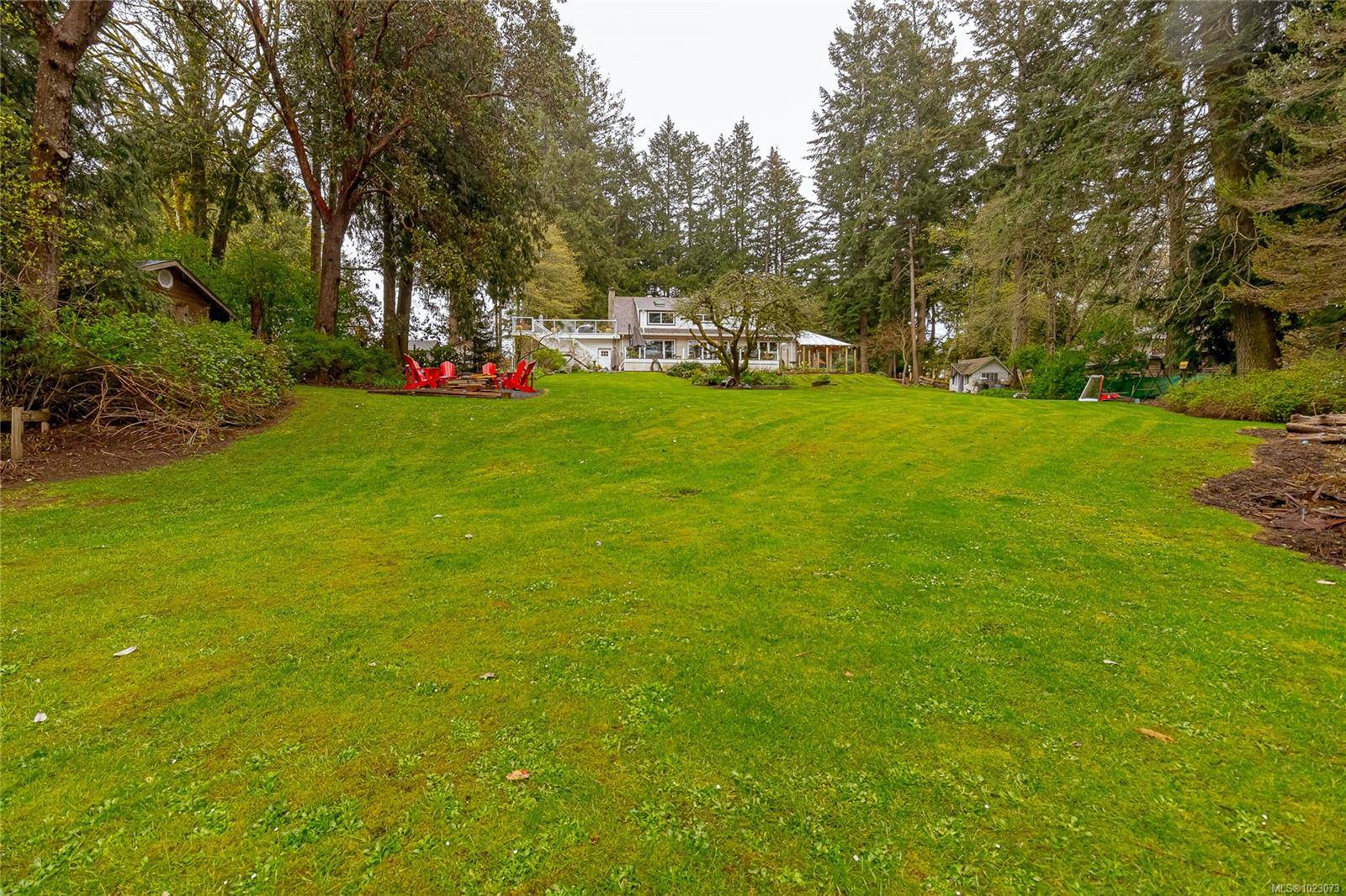 Saanich, BC V8Y 1W4,5182 Santa Clara Ave
