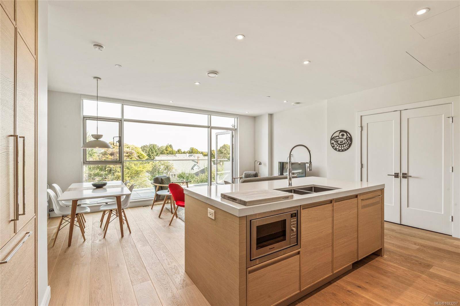 Victoria, BC V8R 1C7,1916 Oak Bay Ave #301