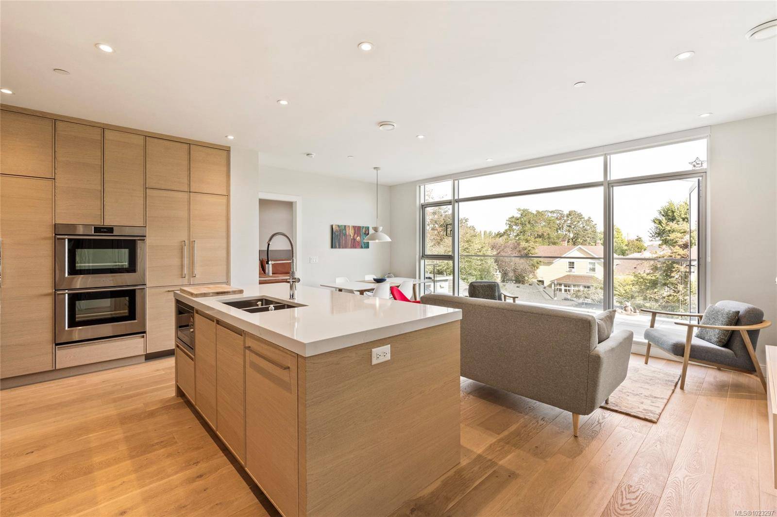 Victoria, BC V8R 1C7,1916 Oak Bay Ave #301