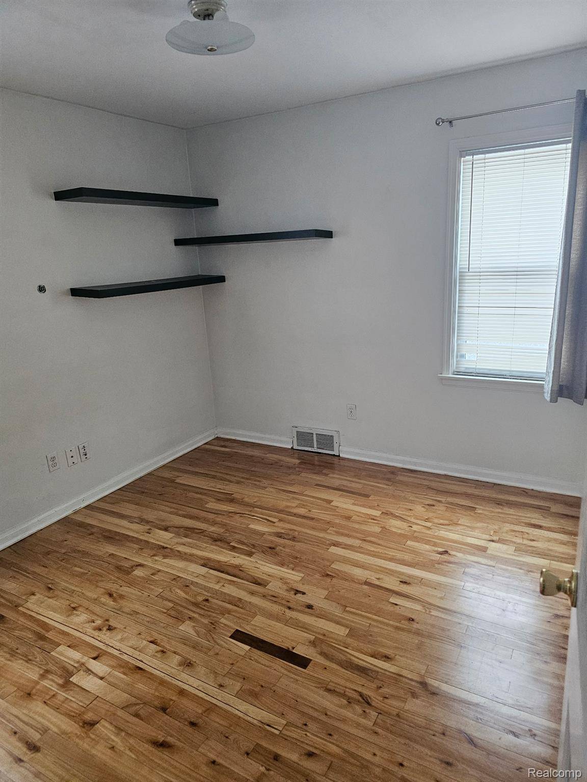 Royal Oak, MI 48073,714 E 12 Mile RD