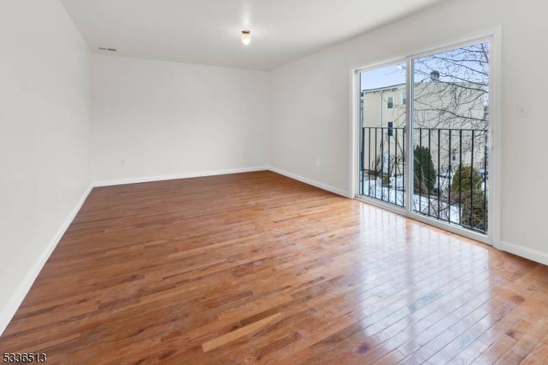 Newark City, NJ 07103,353 New St