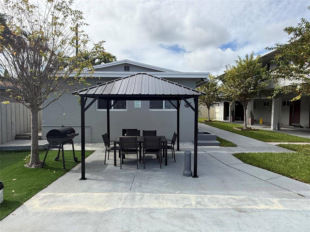 Hallandale Beach, FL 33009,720 NE 7th St #1A