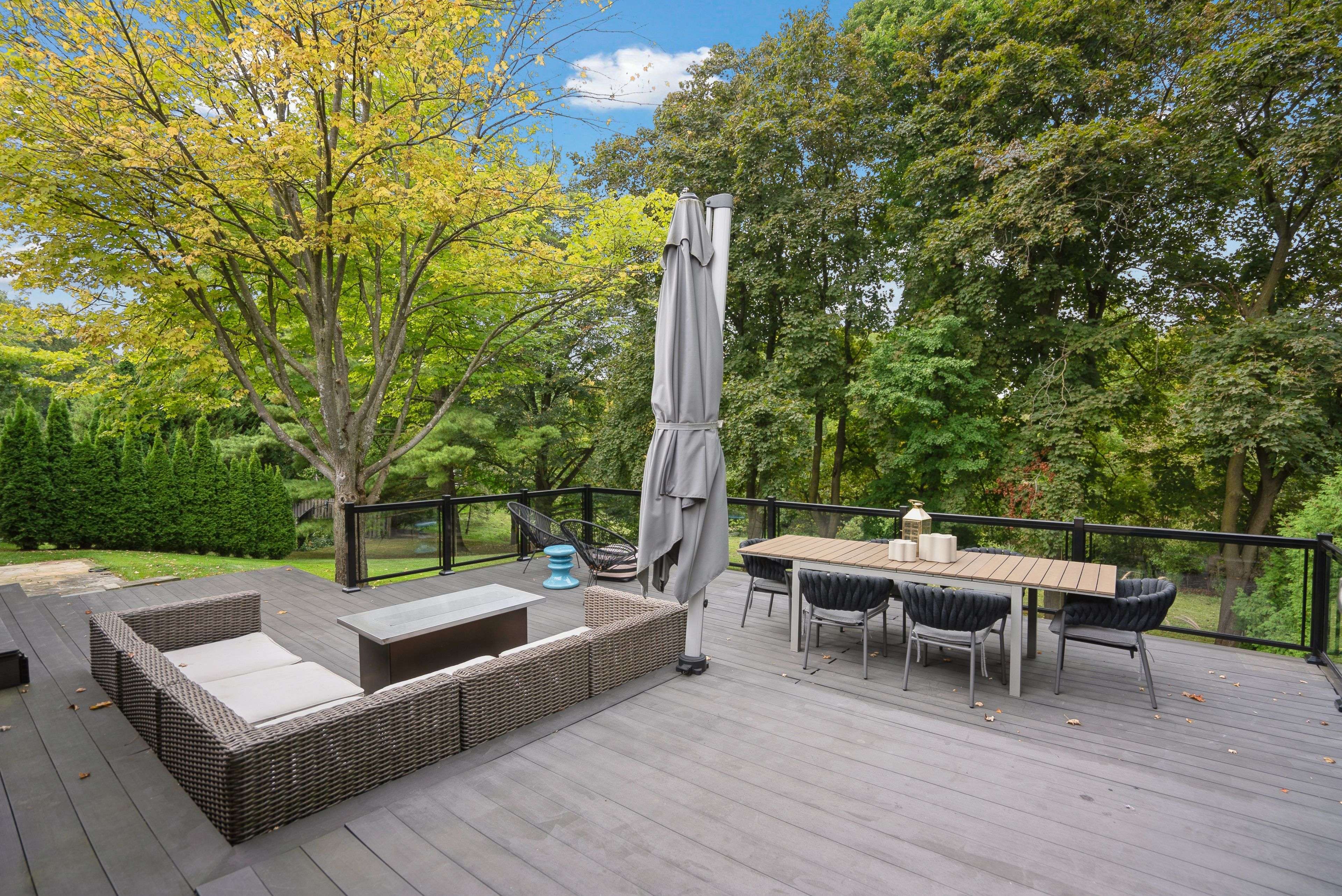 Aurora, ON L4G 1A9,48 Royal RD