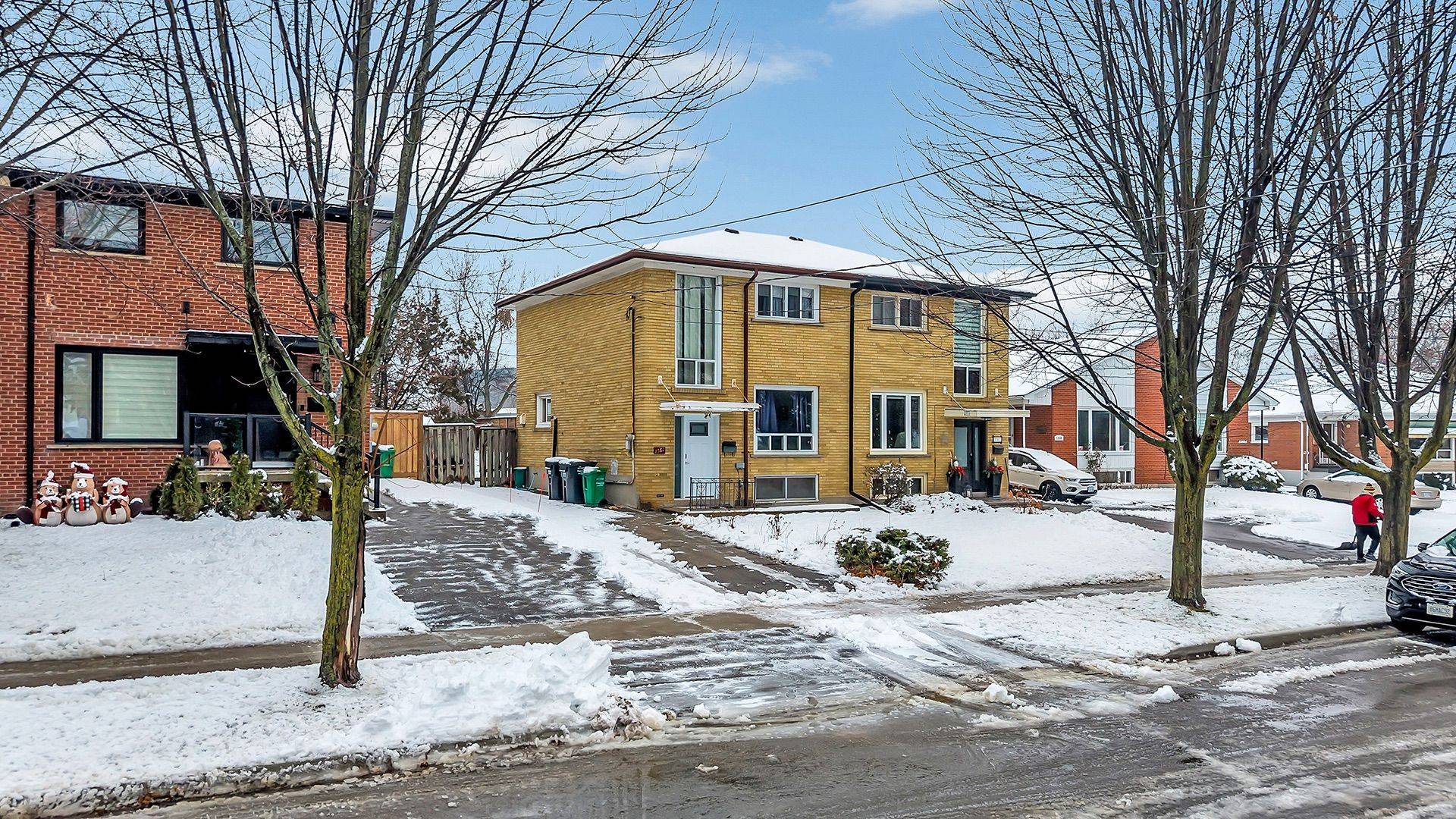 Mississauga, ON L5C 1S5,1367 Freeport DR