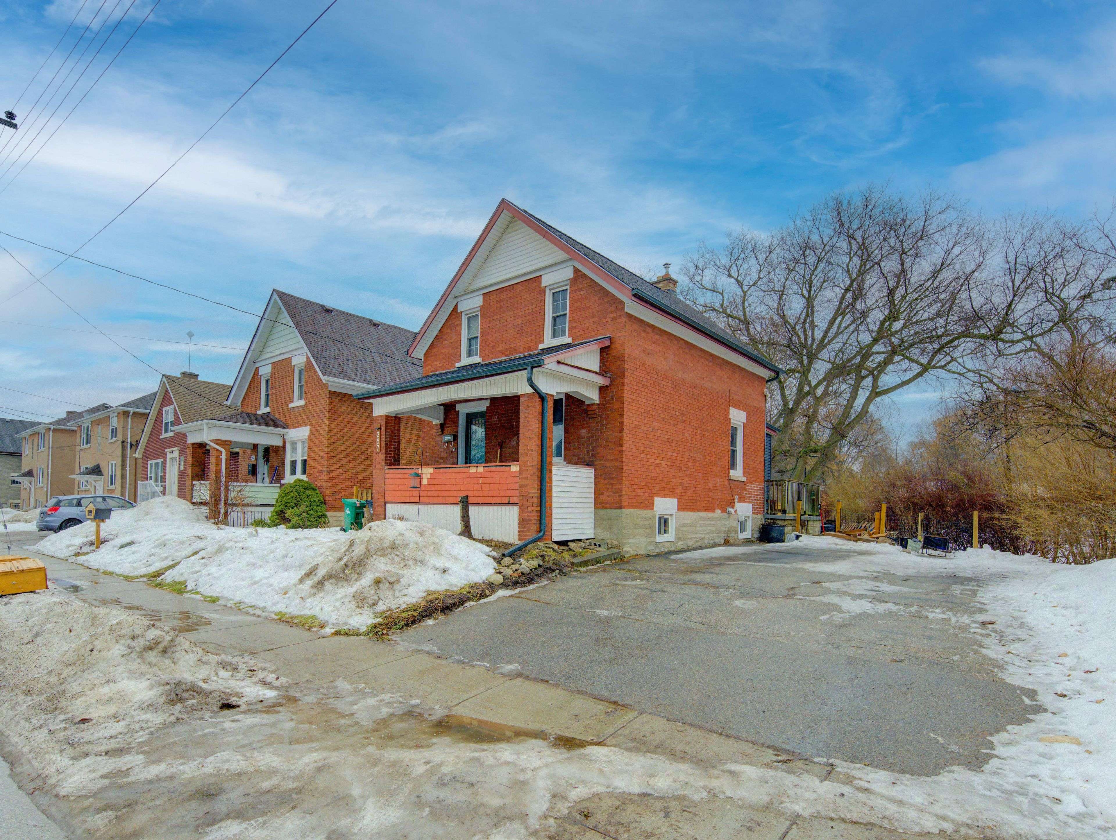 Kitchener, ON N2H 5W9,257 Guelph ST