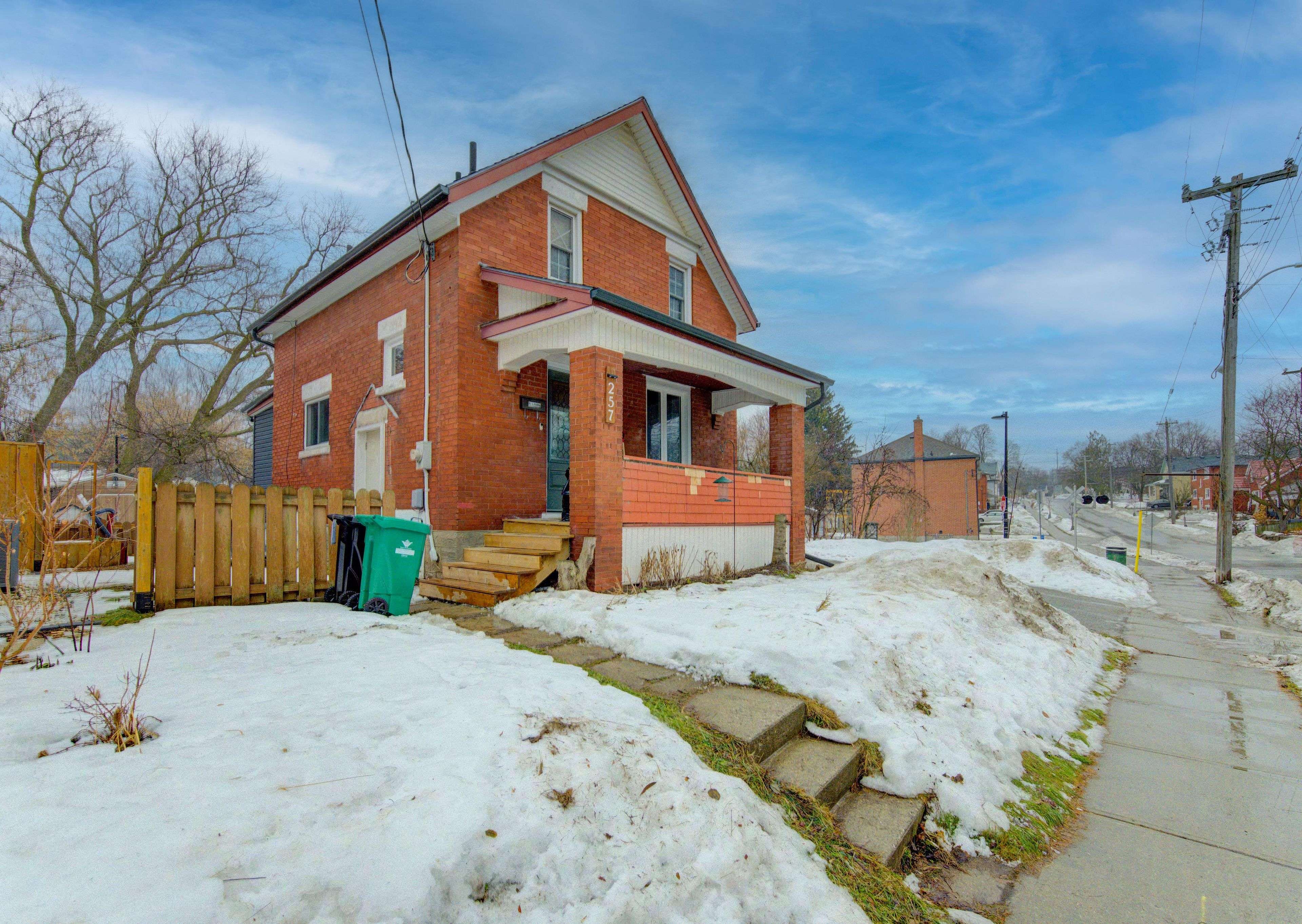 Kitchener, ON N2H 5W9,257 Guelph ST