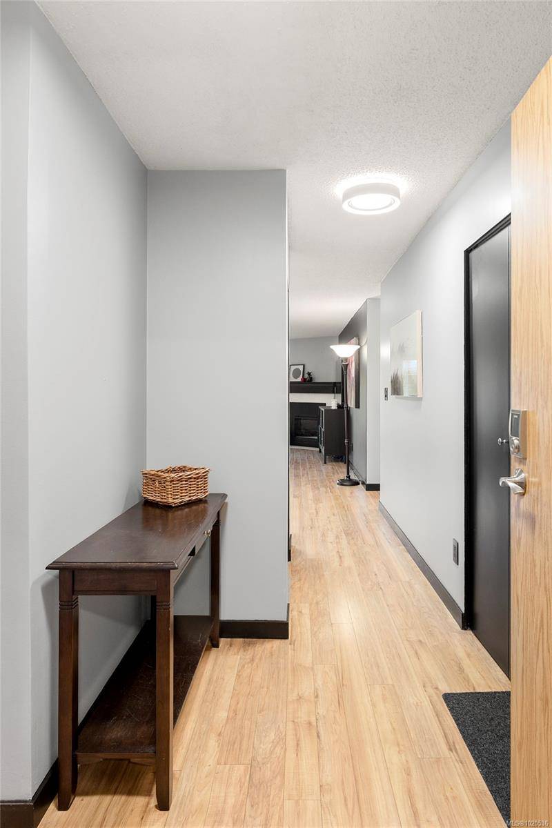 Victoria, BC V8V 3B3,1241 Fairfield Rd #402