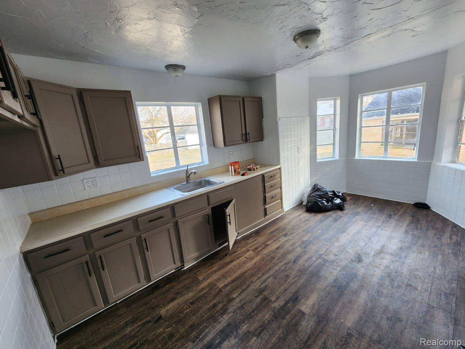 Detroit, MI 48205,15646 SARATOGA ST