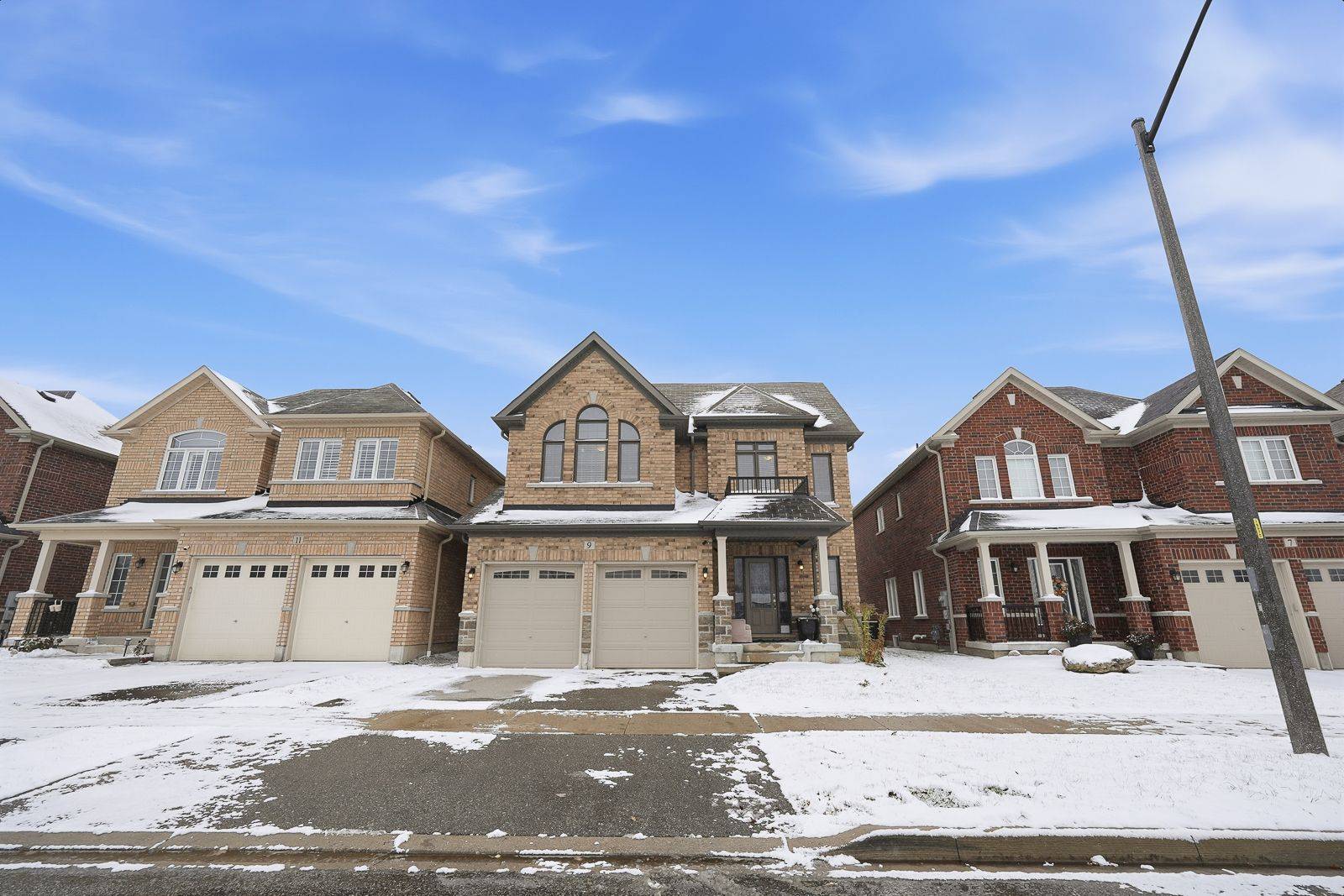 Whitby, ON L1R 0N4,9 Upperview PL