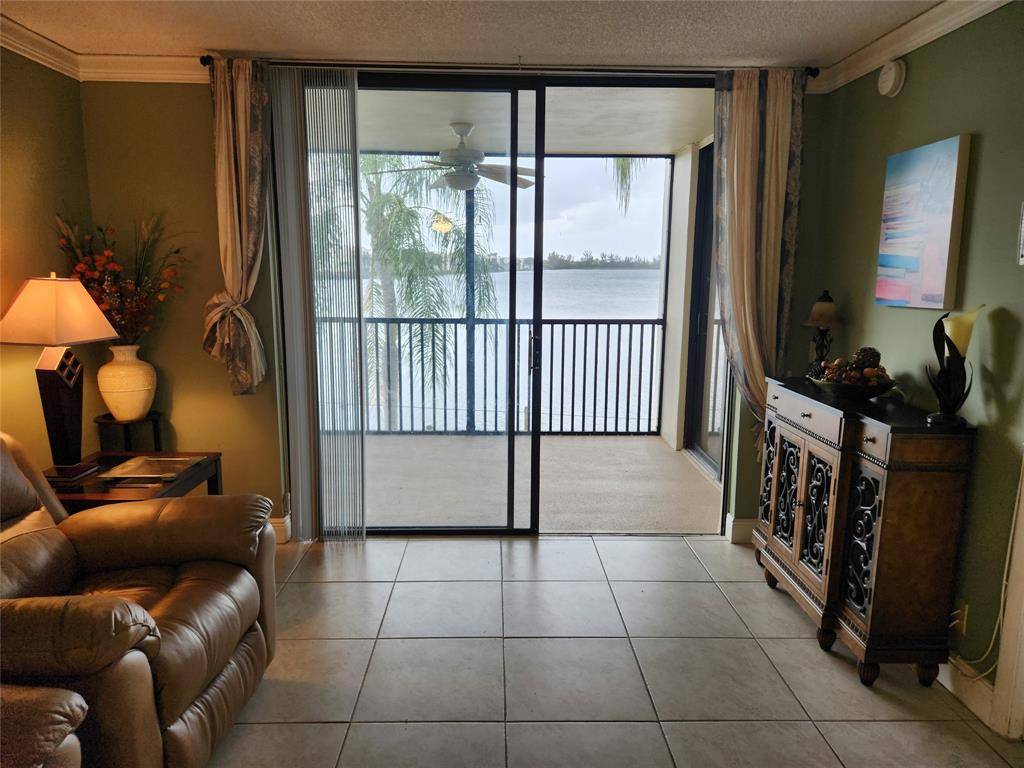 Oakland Park, FL 33309,112 Lake Emerald Dr #208