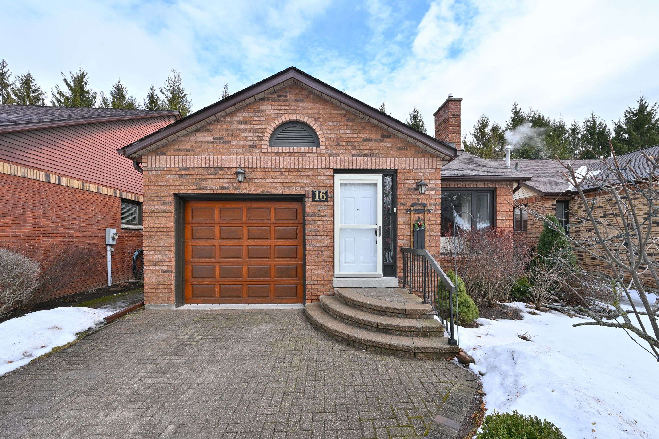 New Tecumseth, ON L9R 1R5,16 Green Briar RD