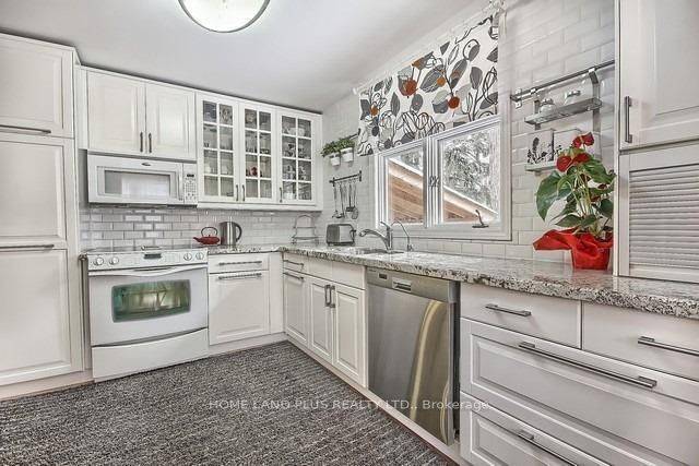 Richmond Hill, ON L4C 3T3,17 Yongehurst RD