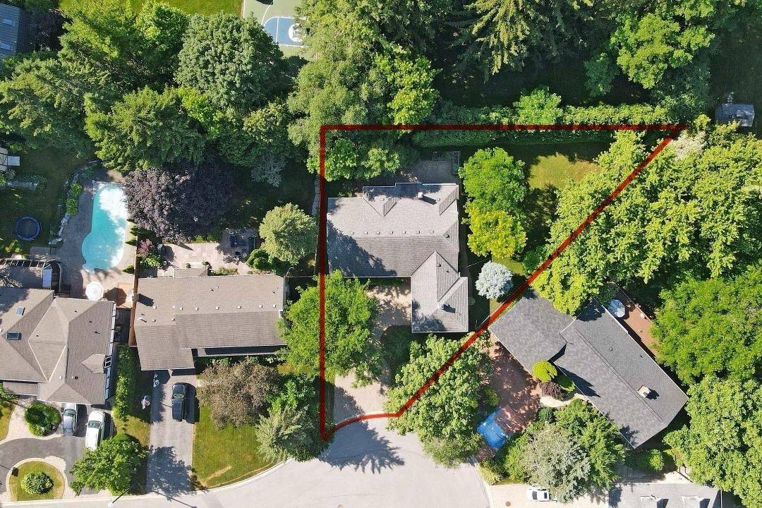 Aurora, ON L4G 3K8,27 Hawthorne LN