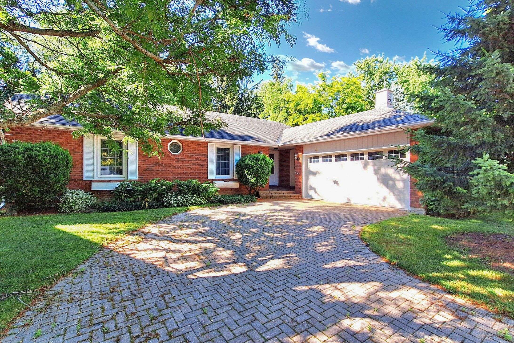 Aurora, ON L4G 3K8,27 Hawthorne LN