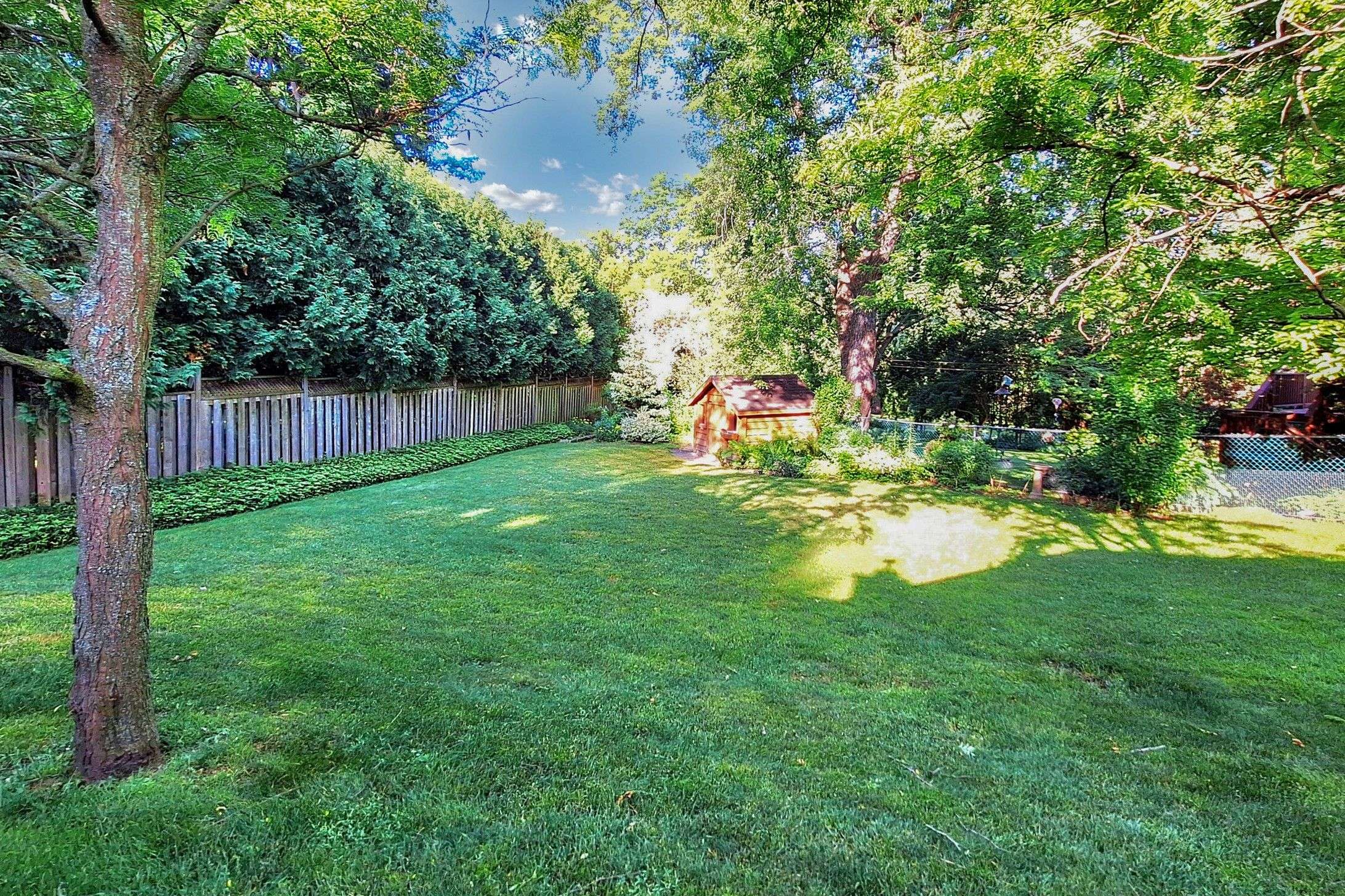 Aurora, ON L4G 3K8,27 Hawthorne LN