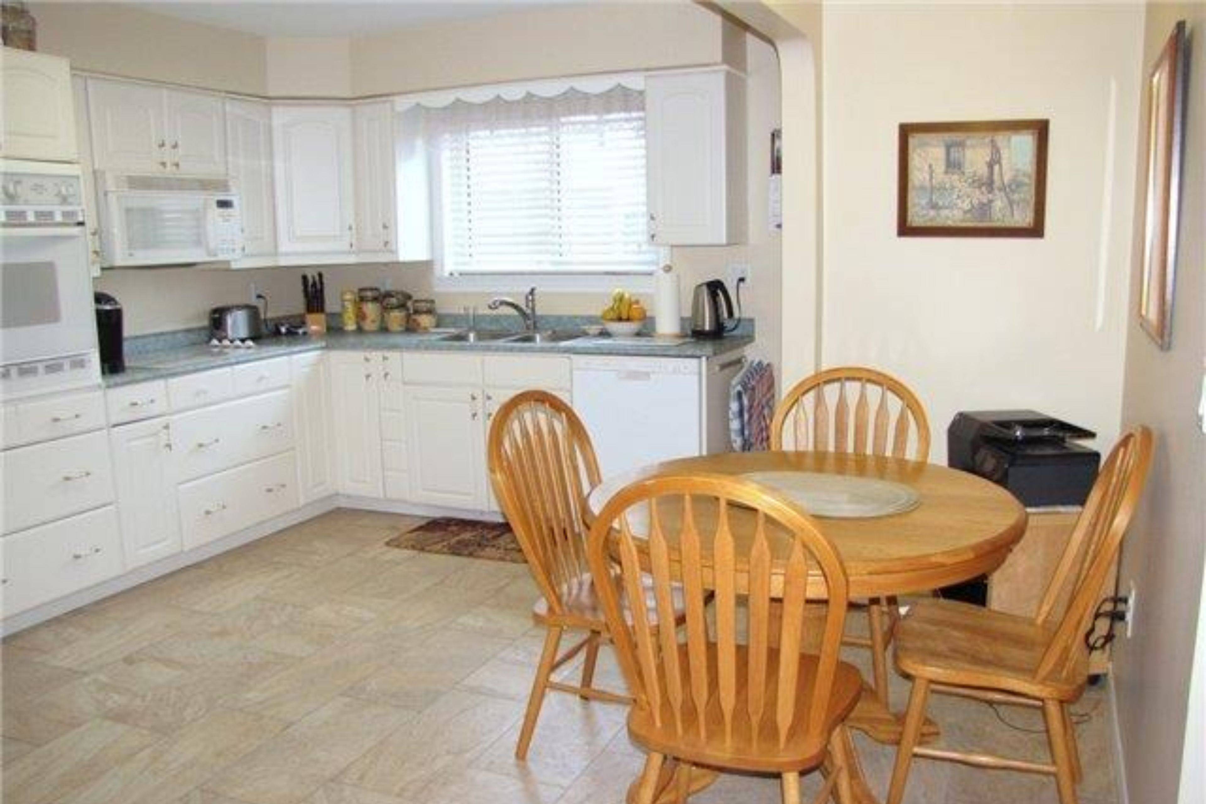 Barrie, ON L4M 2H6,141 Gunn ST #Main