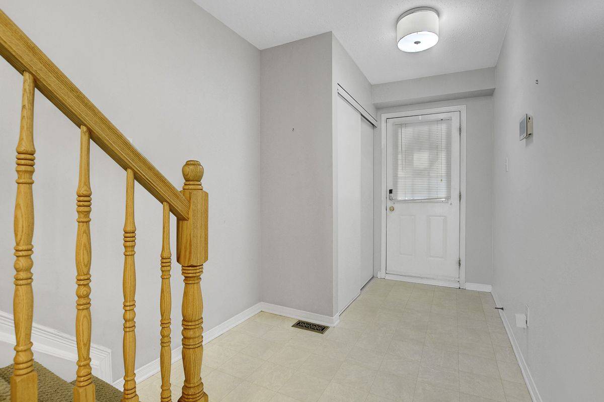 Manor Park - Cardinal Glen And Area, ON K1K 4R1,21 Drayton Private