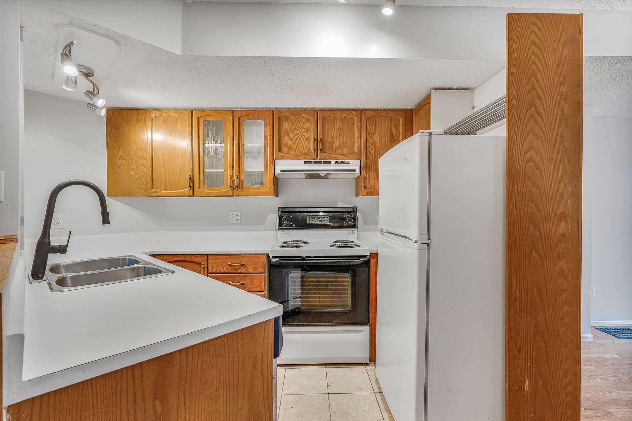 Ottawa Centre, ON K1R 5H5,518 LISGAR ST #8