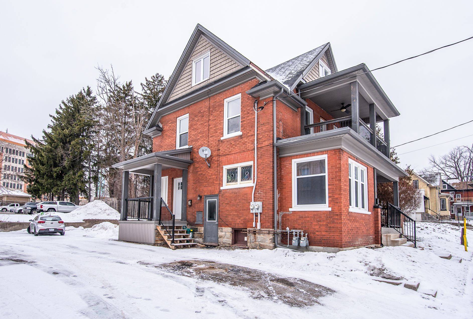 Kitchener, ON N2H 2R5,94 Scott ST