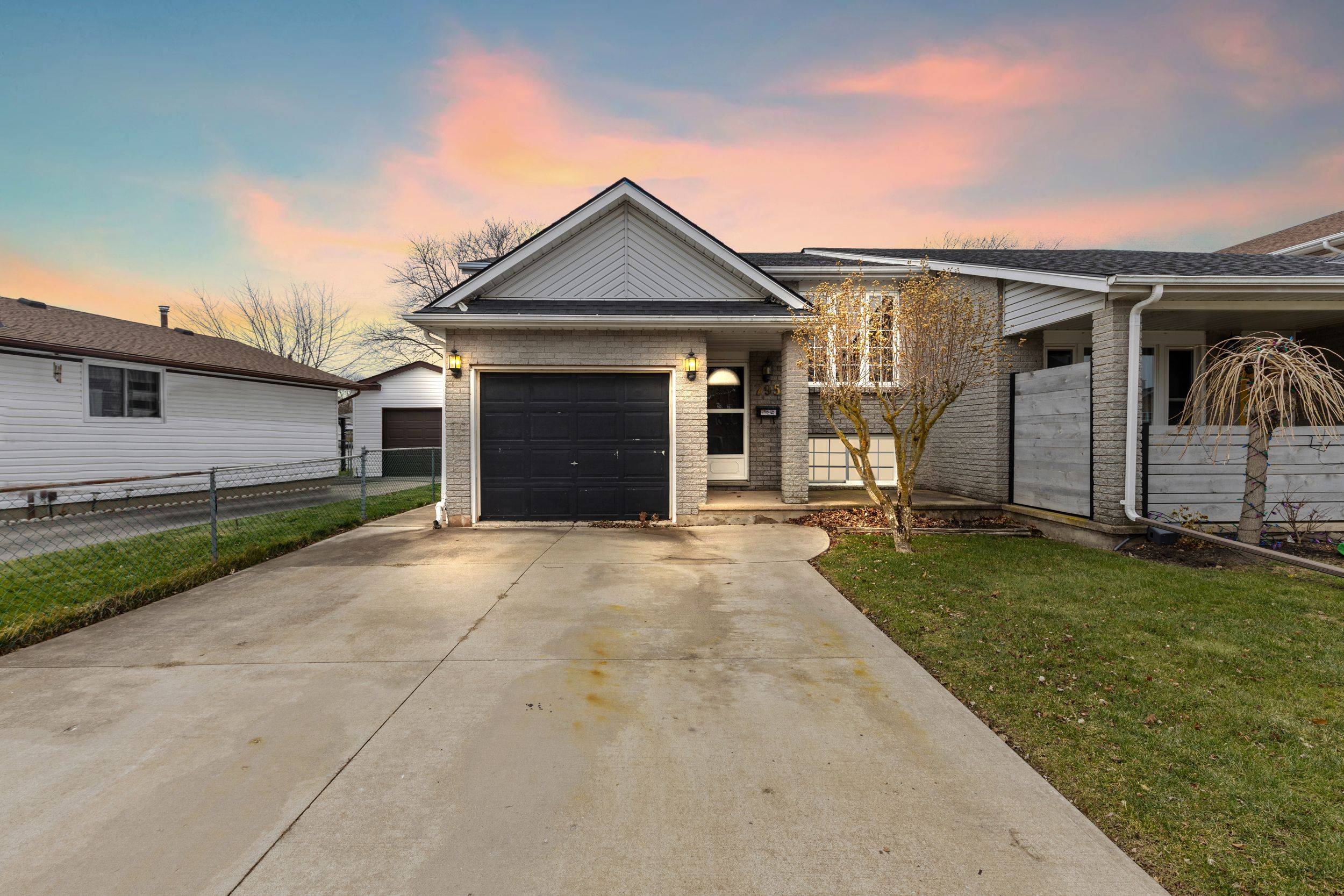 Niagara Falls, ON L2H 1W7,7953 Paddock TRL