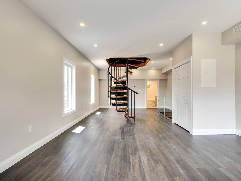 Hamilton, ON L8L 5E9,201 Victoria AVE N #2