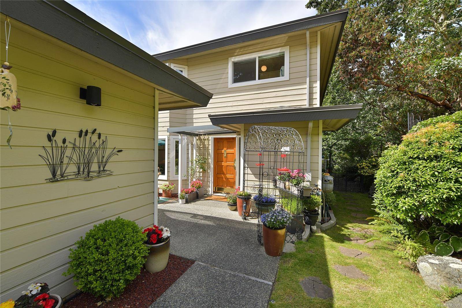 Saanich, BC V8N 5X5,2829 Arbutus Rd #913