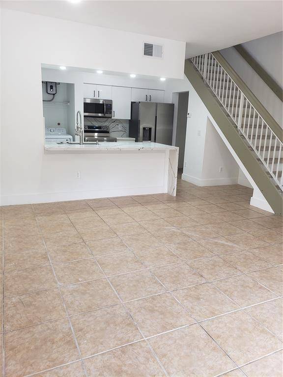 Hialeah, FL 33015,18338 NW 68th Ave #B