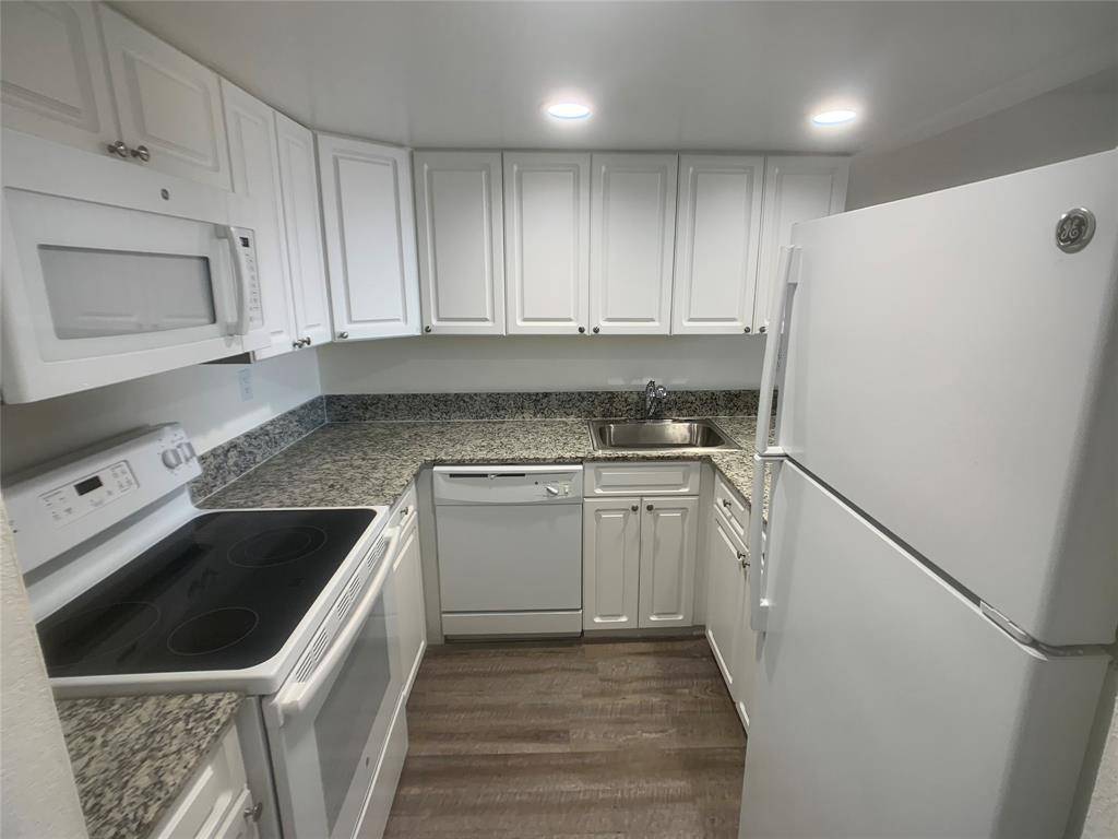 North Miami Beach, FL 33179,19455 NE 10 Ave #3-414