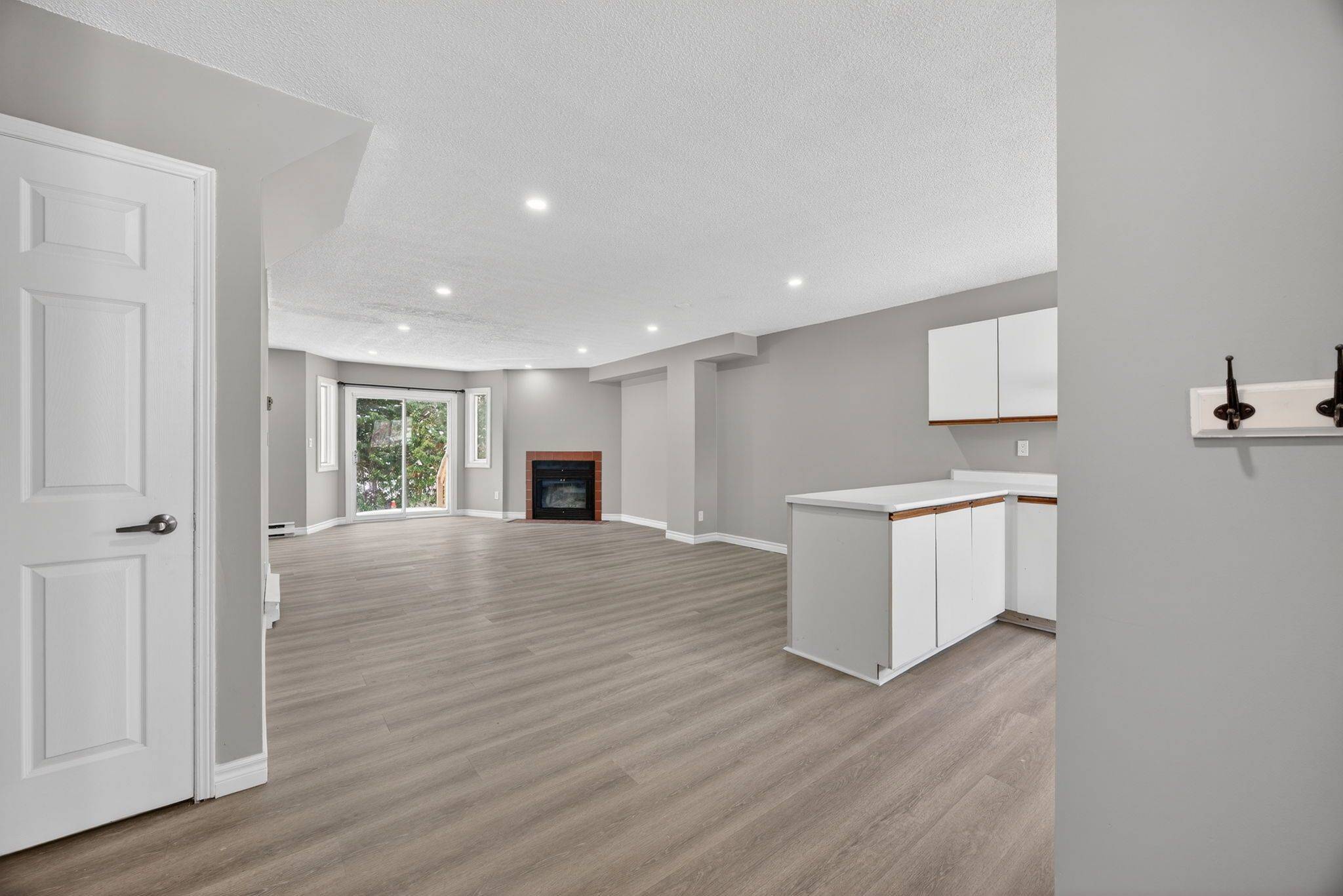 Collingwood, ON L9Y 4S6,15 Watts CRES #9